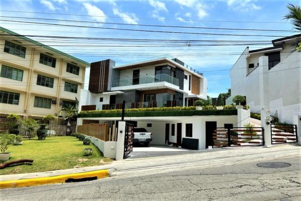 Luxury House with Roof Deck, 5–6 Car Garage & Pool in Vista Grande – Talisay City, Cebu - Image 3