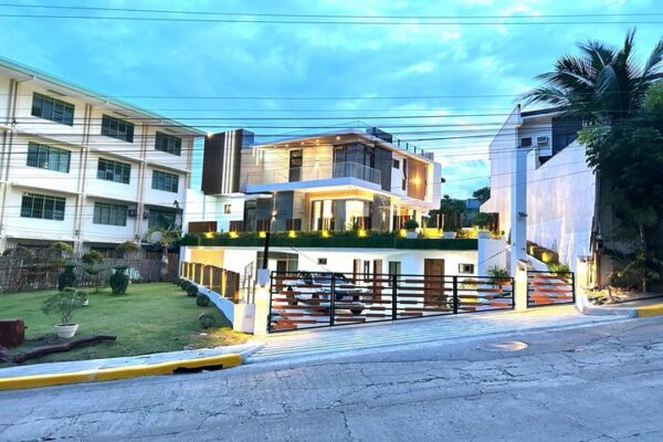Luxury House with Roof Deck, 5–6 Car Garage & Pool in Vista Grande – Talisay City, Cebu - Image 31