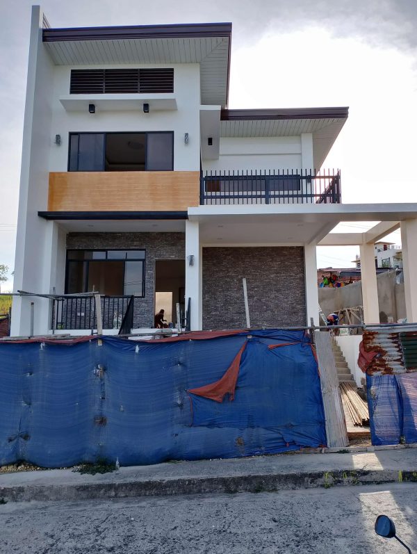 453100346_977080887490878_1219357845935309922_n RFO 3 Bedrooms Spacious House in Vista Grande, Talisay City - Image 1