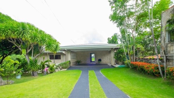 Luxurious Three-Level House with Panoramic Mountain Views in Cebu City - Image 1