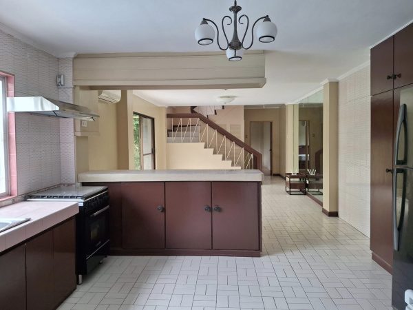 Luxurious Three-Level House with Panoramic Mountain Views in Cebu City - Image 3
