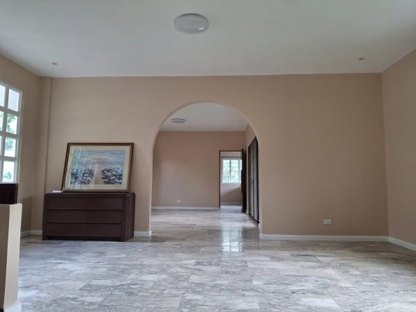 Luxurious Three-Level House with Panoramic Mountain Views in Cebu City - Image 19
