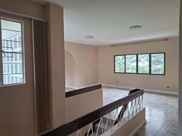 Luxurious Three-Level House with Panoramic Mountain Views in Cebu City - Image 16
