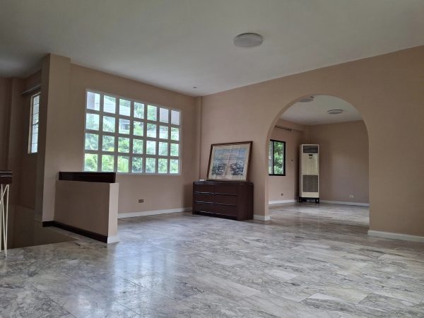 Luxurious Three-Level House with Panoramic Mountain Views in Cebu City - Image 18