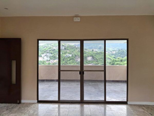 Luxurious Three-Level House with Panoramic Mountain Views in Cebu City - Image 17