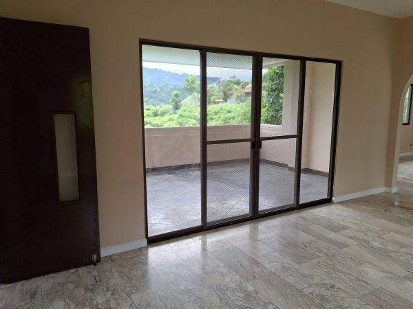 Luxurious Three-Level House with Panoramic Mountain Views in Cebu City - Image 14