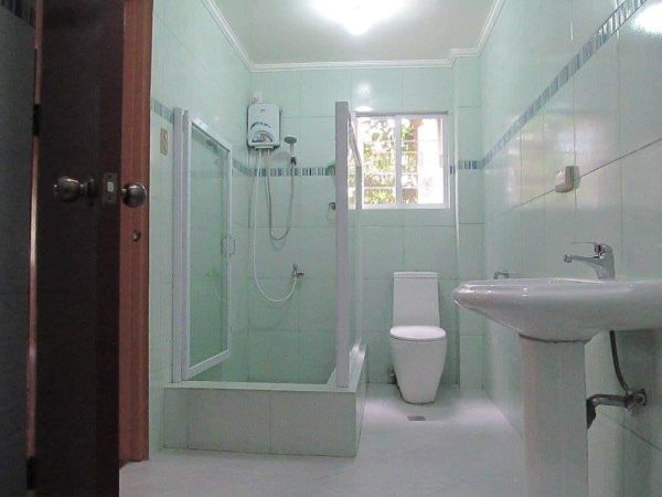 Luxurious Three-Level House with Panoramic Mountain Views in Cebu City - Image 11