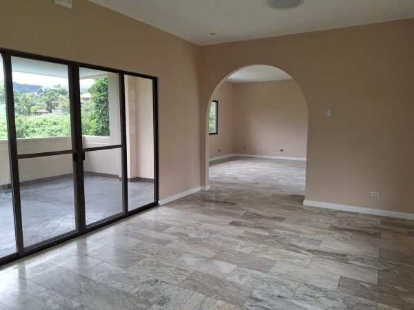 Luxurious Three-Level House with Panoramic Mountain Views in Cebu City - Image 15