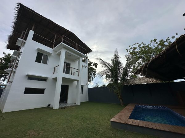 13 Fully Furnished 3-Storey Coastal Home - Image 1